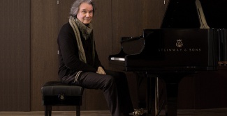 Михаил Хохлов за роялем Steinway & Sons. Фото - Мария Новоселова