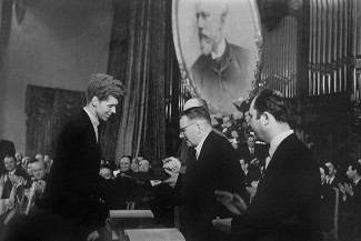 Д. Д. Шостакович вручает первую премию В. Клиберну. Церемония закрытия I Международного конкурса им. П.И. Чайковского, 1958 г. Фото - предосталено музеем Чайковского в Клину