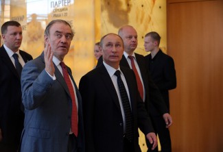 Художественный руководитель Мариинского театра Валерий Гергиев и президент РФ Владимир Путин во время осмотра новой сцены Мариинского театра, 2013 год. Фото - Анатолий Мальцев