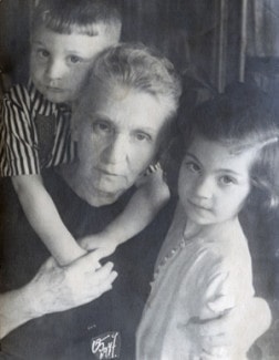 Элисо с бабушкой Аанастасией Давидовной Вирсаладзе и братом Давидом