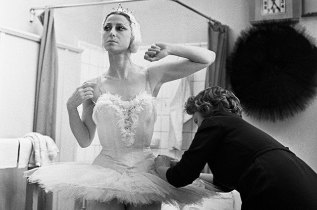 Народная артистка СССР Майя Плисецкая перед началом спектакля, 1965 год. Фото - РИА Новости/ Александр Макаров