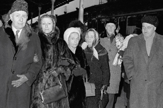 Писатель Луи Арагон, Майя Плисецкая, писательница Эльза Триоле и писатель Константин Симонов на Белорусском вокзале. Фото - РИА Новости/ Лев Носов