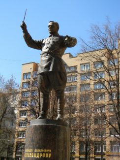 Памятник Александру Александрову работы скульптора Александра Таратынова и архитектора Михаила Корси