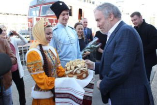 Цветы и традиционные хлеб-соль