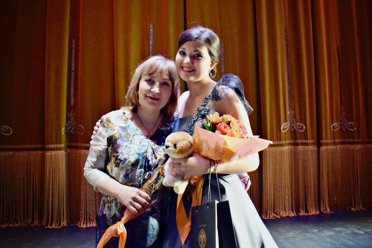 Айгуль Ахметшина и ее педагог Наиля Юсупова. Фото - Ирина Шымчак