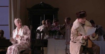 Сцена из спектакля "Евгений Онегин" в постановке Дмитрия Чернякова
