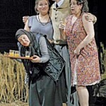 Вот такие пушкинские герои из России вышли на сцену в Зальцбурге в «Евгении Онегине». Сцена из спектакля. Фото - Reuters