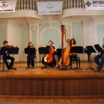 Концерт «Возвращение. Детский альбом». Борис Бровцын (слева) выступает с юными музыкантами на сцене Рахманиновского зала