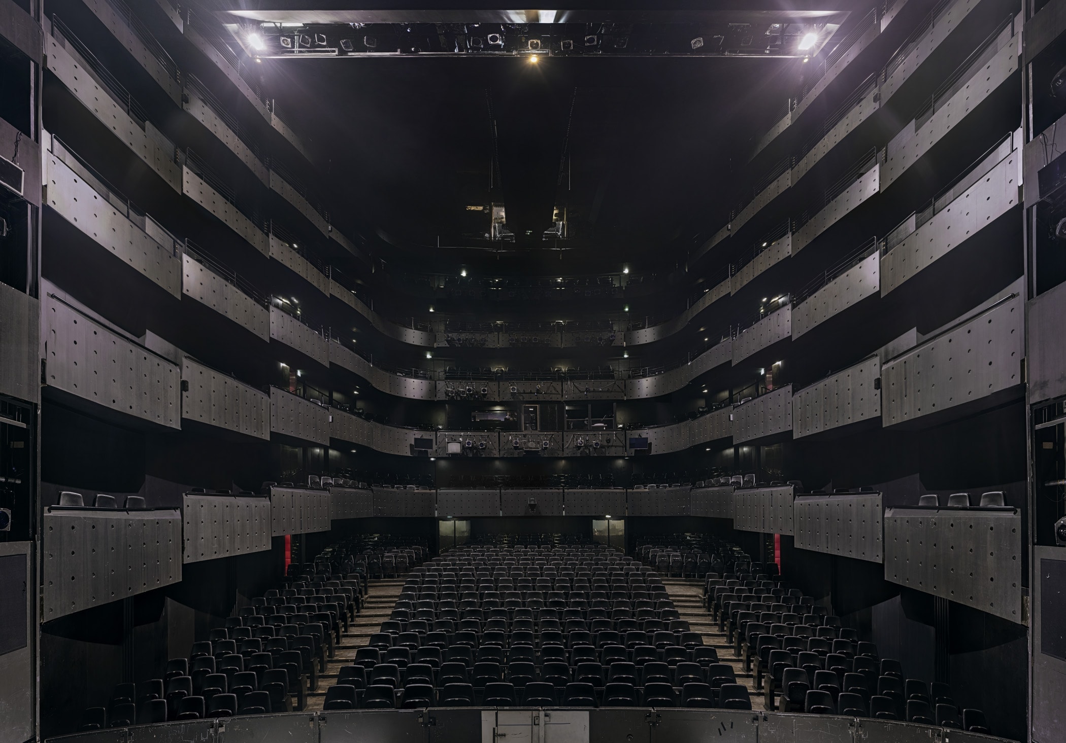 Пустой концертный зал. Концертный зал темный. Пустые концертные залы. Пустой зал театра.