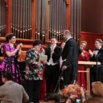 Светлана Нестеренко на сцене БЗК в окружении учеников