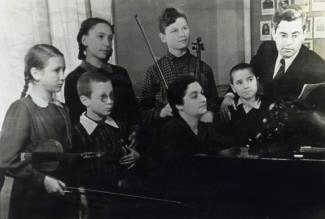 Педагог Л.Б.Закс со своим классом в Школе-семилетке имени Гнесиных. В первом ряду второй слева один из его учеников сын Виктор Денисов. 1952 год.