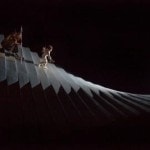 Сцена из оперы «Золото Рейна», постановка Робер Лепаж. Photo: Ken Howard/Metropolitan Opera Робер Лепаж придумал необычную декорацию, состоящую из 24 гибко соединенных между собой огромных планок из алюминия и стекловолокна