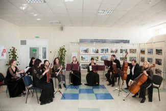 Оркестр камерной музыки "Глория" Хабаровской филармонии выступил с концертом на территории аэропорта