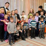 Участники концерта с воспитанниками детского дома