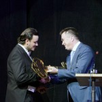 Губернатор вручает Антону Лубченко символический ключ