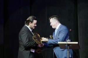 Губернатор вручает Антону Лубченко символический ключ