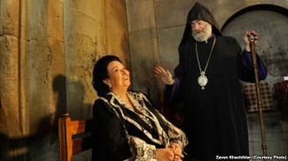 Монсеррат Кабалье с архиепископом Паргевом Мартиросяном. Фото – Завен Хачикян