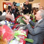 Юрий Темирканов принимает поздравления. Фото: ИТАР-ТАСС/Юрий Белинский