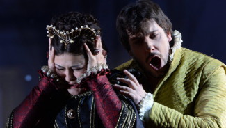 Андреа Каре и Вероника Джиоева в сцене из оперы Джузеппе Верди Дон Карлос