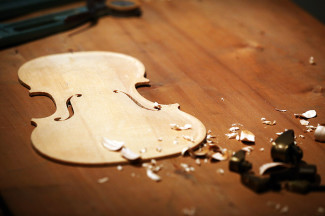 Заготовка для скрипки. Фото Oli Scarff/Getty Images