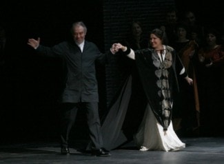 Анна Нетребко и Валерий Гергиев после премьеры оперы "Трубадур" в Мариинском театре