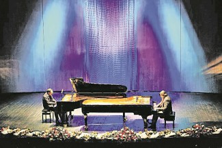 Дом музыки. «Джазовые импровизации» исполняют Даниил Крамер (слева) и Валерий Гроховский