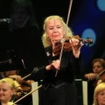 Светлана Безродная во время выступления оркестра. Фото - ИТАР-ТАСС/ Павел Смертин