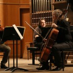 Александр Князев (виолончель), Лоран Корсиа (скрипка) и Марк Лафоре (флотепиано). Фото: Московская филармония