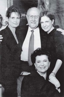 Мстислав Ростропович со своей супругой и дочерьми - Еленой и Ольгой. Фото из семейного архива