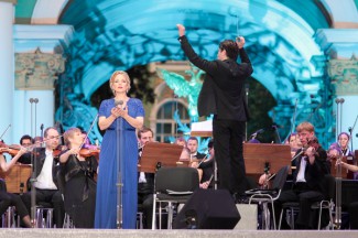 Петербург отметил День города концертом оперных звезд