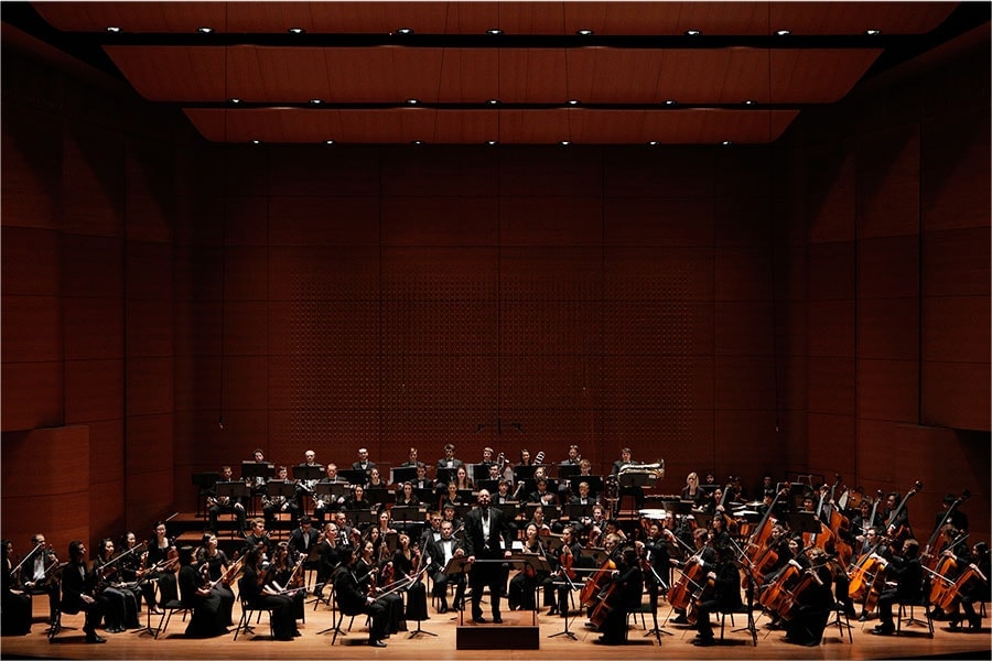 Us orchestra. Бостонского эстрадного оркестра. Оркестр USA. Симфоническое выступление с трубами. Бард колледж США.