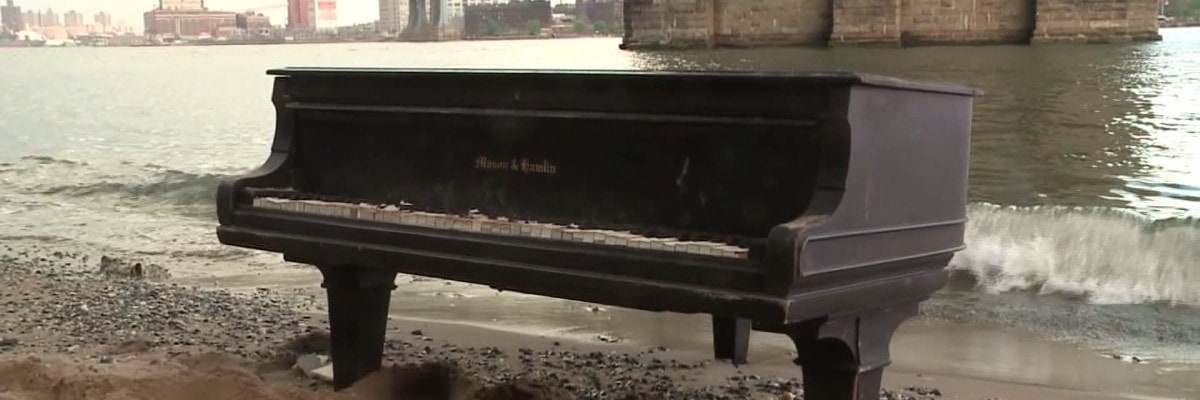 Рояль под Бруклинским мостом