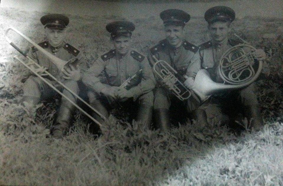 Музыкальный воспитанник Григорий Херсонский с сослуживцами