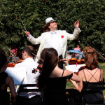 Феликс Коробов дает вступление пролетающему самолету