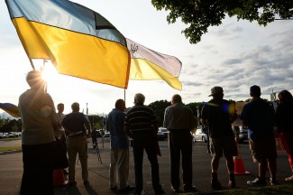 Акция проукраинских активистов перед спектаклем Большого театра в Саратоге (США) Акция проукраинских активистов перед спектаклем Большого театра в Саратоге (США)