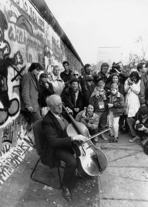 Мстислав Ростропович играет Баха при падении Берлинской стены