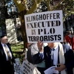 Новый сезон Metropolitan Opera начала с акции протеста. Фото - Ben Gabbe