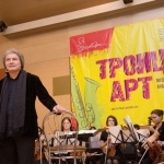 Художественный руководитель и дирижер оркестра "Гнесинские виртуозы" – Заслуженный деятель искусств России, Заслуженный артист России, Лауреат Премии Москвы Михаил Хохлов