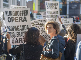 Несколько сотен жителей Нью-Йорка намерены устроить пикет у Метрополитен-оперы