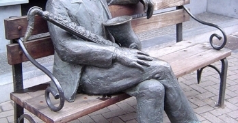 Памятник Адольфу Саксу