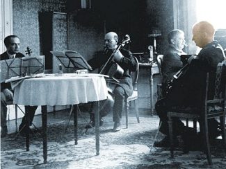Пауль Хиндемит (крайний справа), за фортепиано - Артур Шнабель, слева Бронислав Губерман (скрипка) и Пабло Казальс (виолончель), 1933 год Пауль Хиндемит (крайний справа), за фортепиано - Артур Шнабель, слева Бронислав Губерман (скрипка) и Пабло Казальс (виолончель), 1933 год