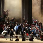 «Протестующие» герои Бетховена на сцене миланской оперы в современных нарядах и красных строительных касках