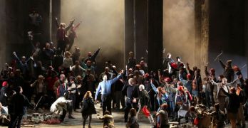 «Протестующие» герои Бетховена на сцене миланской оперы в современных нарядах и красных строительных касках