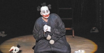 Под маской паяца скрыта сложная личность – безжалостный насмешник над чужим горем, несчастный развлекатель толпы. Фото - Олег Черноус