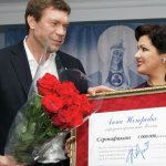 Анна Нетребко передала сертификат на миллион рублей Олегу Цареву. Фото: REUTERS/ Stringer