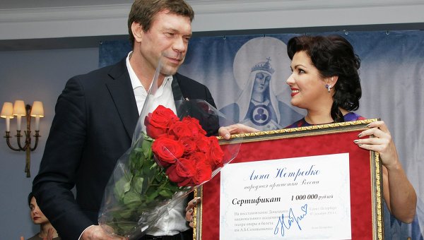 Анна Нетребко передала сертификат на миллион рублей Олегу Цареву. Фото: REUTERS/ Stringer