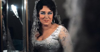 Ирина Архипова перед выходом на сцену в роли Кармен, 1972 год