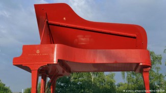 Символ фестиваля Klavierfest Ruhr - красный рояль