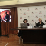 Генеральный директор Большого Владимир Урин и директор музея театра Лидия Харина (справа) вместе с журналистами смотрят фильм о том, как «оцифровывали» ГАБТ