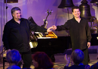 Илья Кузьмин (справа) забывал грусть-тоску только на поклонах. Фото - Д. Кочетков